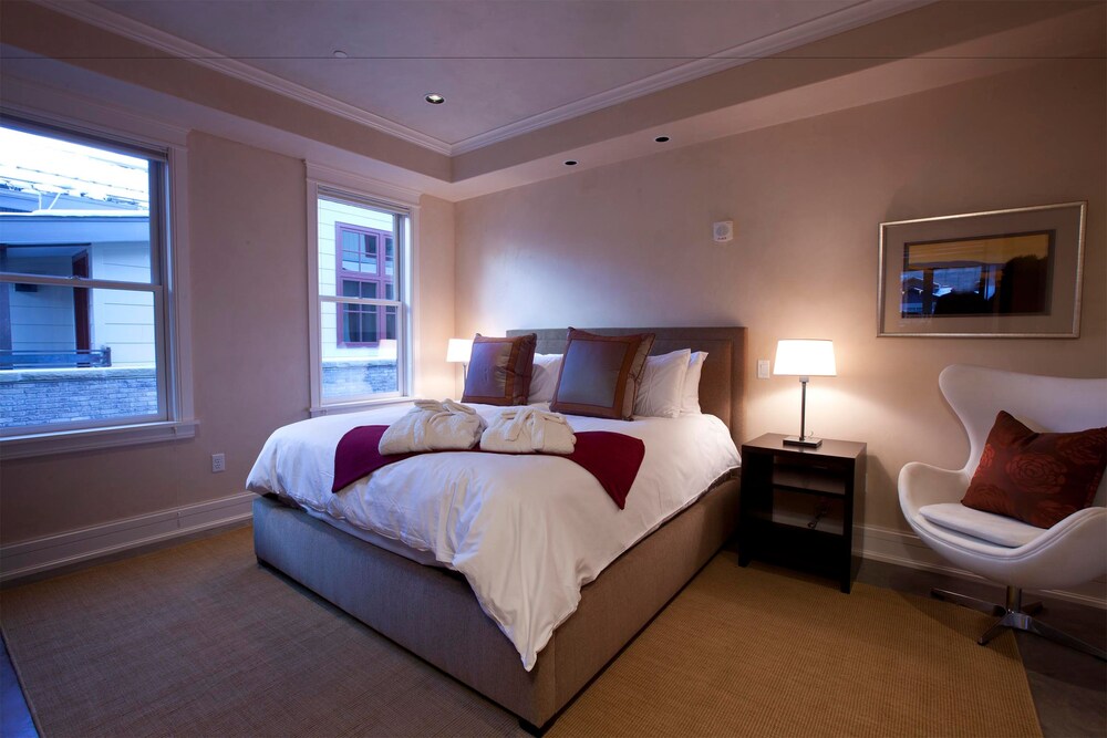 Room, 4 Bedrooms (Auberge Residence (W302)) - Guestroom