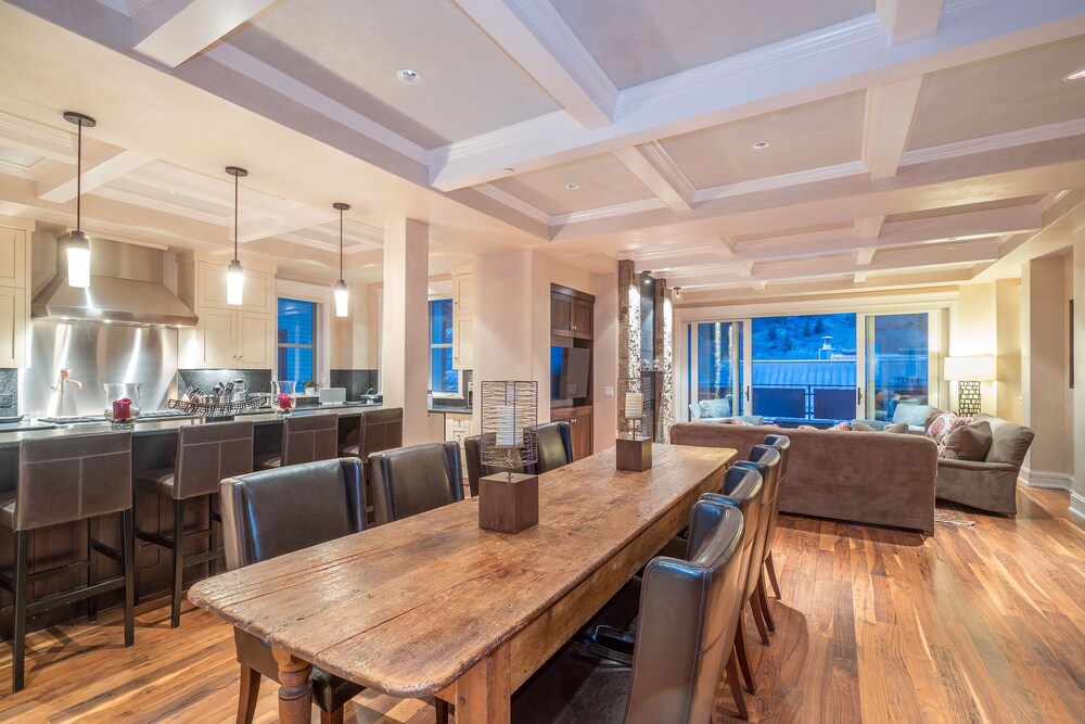 Room, 5 Bedrooms (Auberge Residence (S1A)) - In-Room Dining