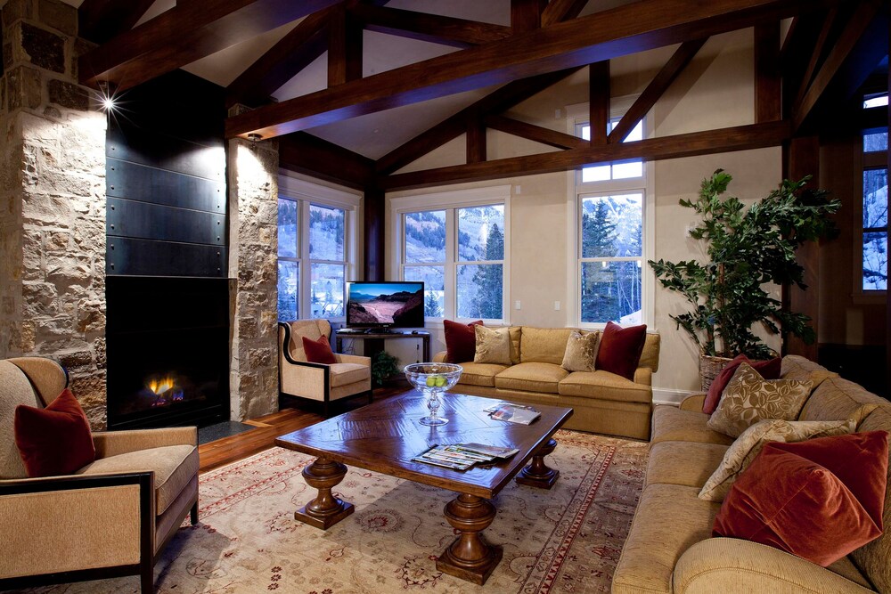 Room, 5 Bedrooms (Auberge Residence (E5)) - Living Room