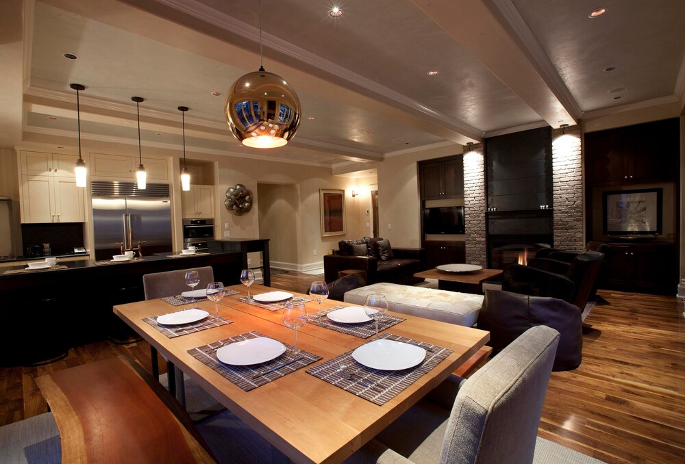Room, 3 Bedrooms (Auberge Residence (W202)) - In-Room Dining