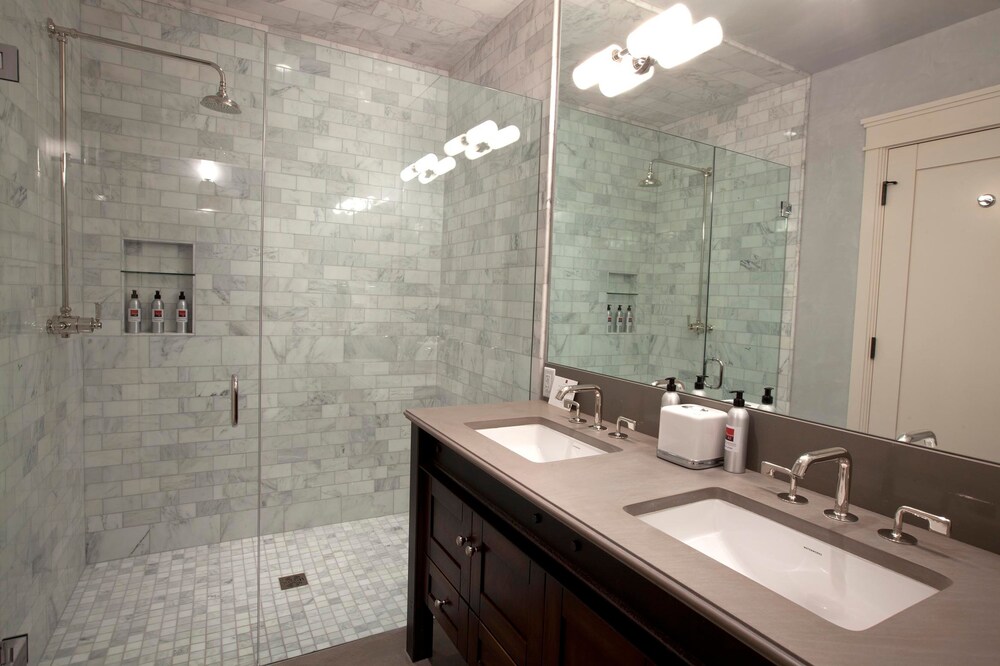 Room, 5 Bedrooms (Auberge Residence (E6) ) - Bathroom