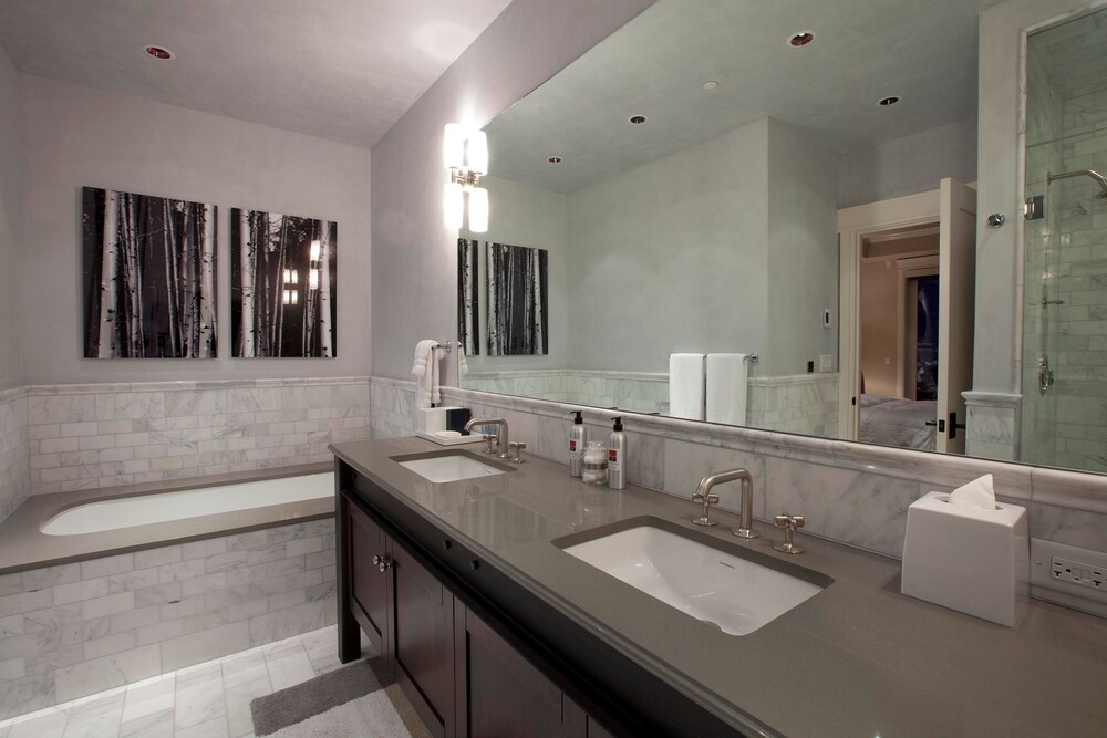 Room, 3 Bedrooms (Auberge Residence (W202)) - Bathroom