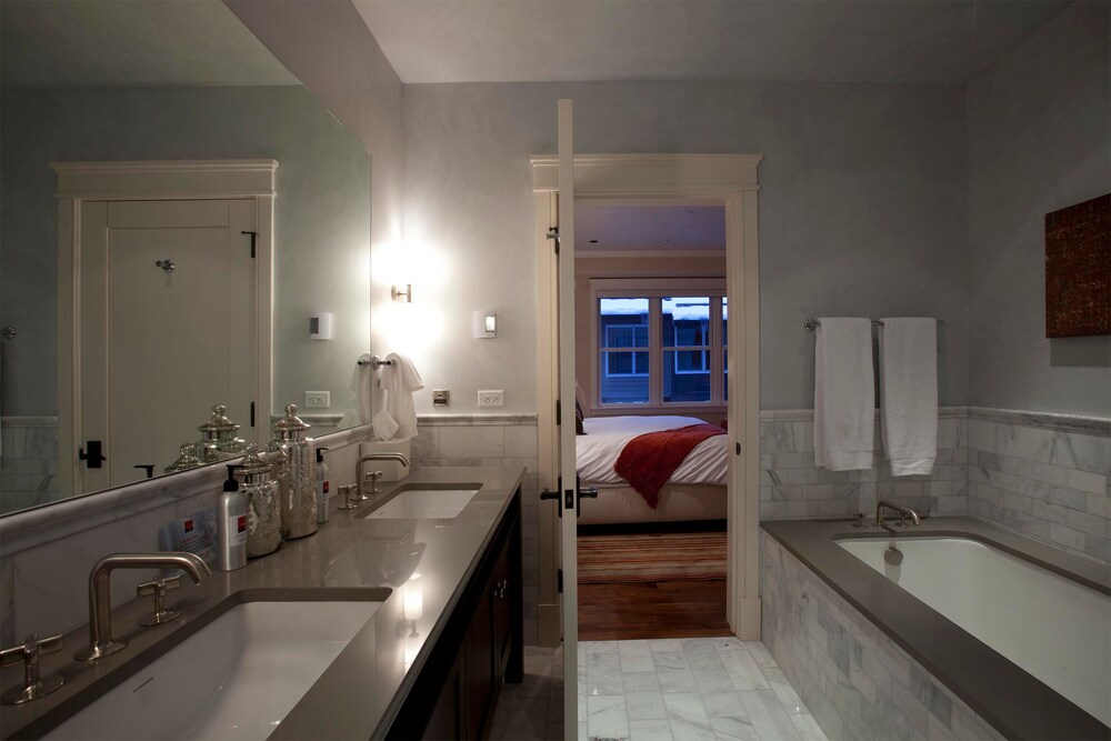 Room, 2 Bedrooms (Auberge Residence (W101)) - Bathroom