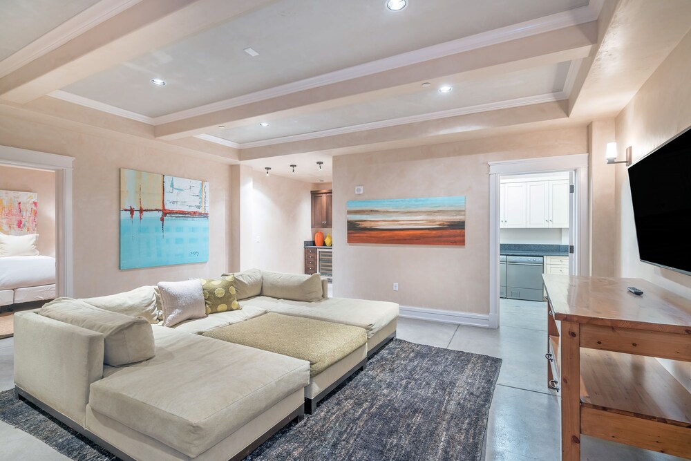 Room, 5 Bedrooms (Auberge Residence (S1A)) - Living Area
