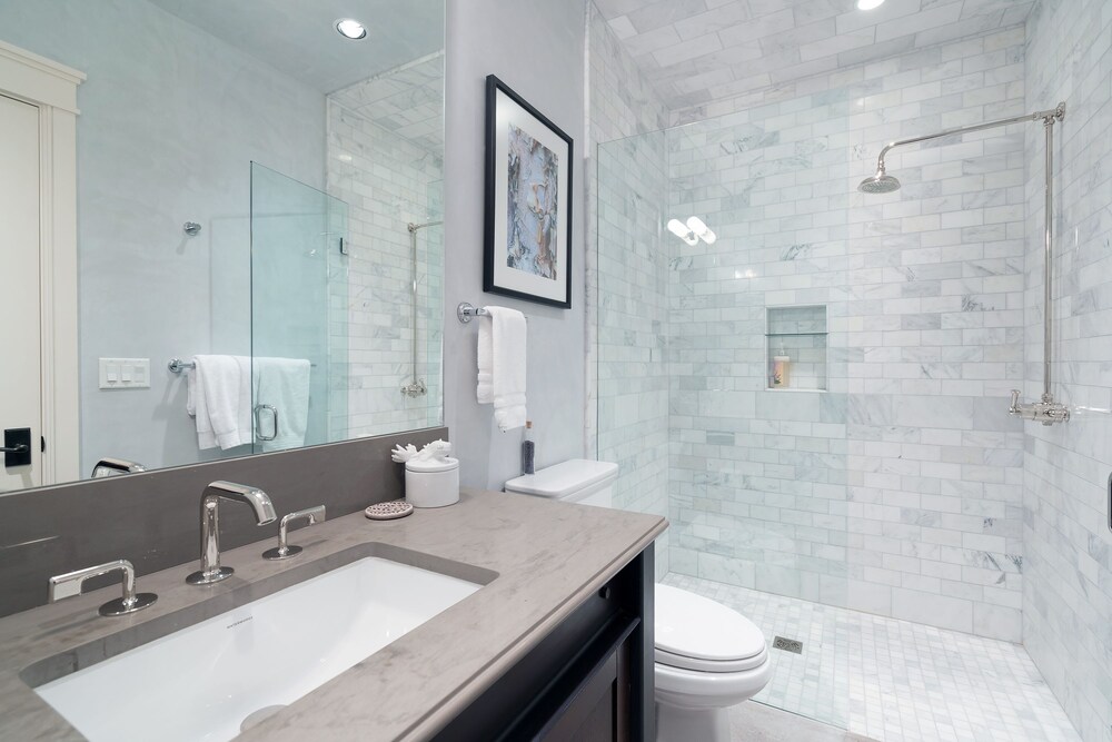 Room, 5 Bedrooms (Auberge Residence (S1A)) - Bathroom