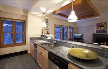 Room, 2 Bedrooms (Cascades Residence (A8)) - In-Room Kitchen