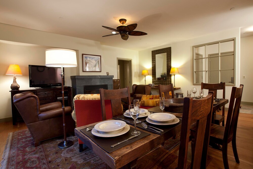 Room, 2 Bedrooms (Cascades Residence (A6)) - In-Room Dining