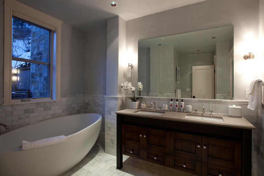 Room, 5 Bedrooms (Auberge Residence (E5)) - Bathroom