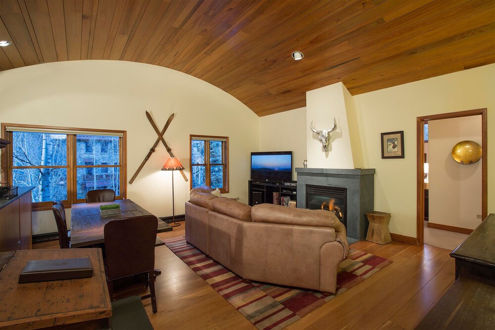 Room, 2 Bedrooms (Cascades Residence (A9)) - Living Area