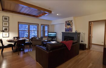 Room, 2 Bedrooms (Cascades Residence (A8)) - Living Area
