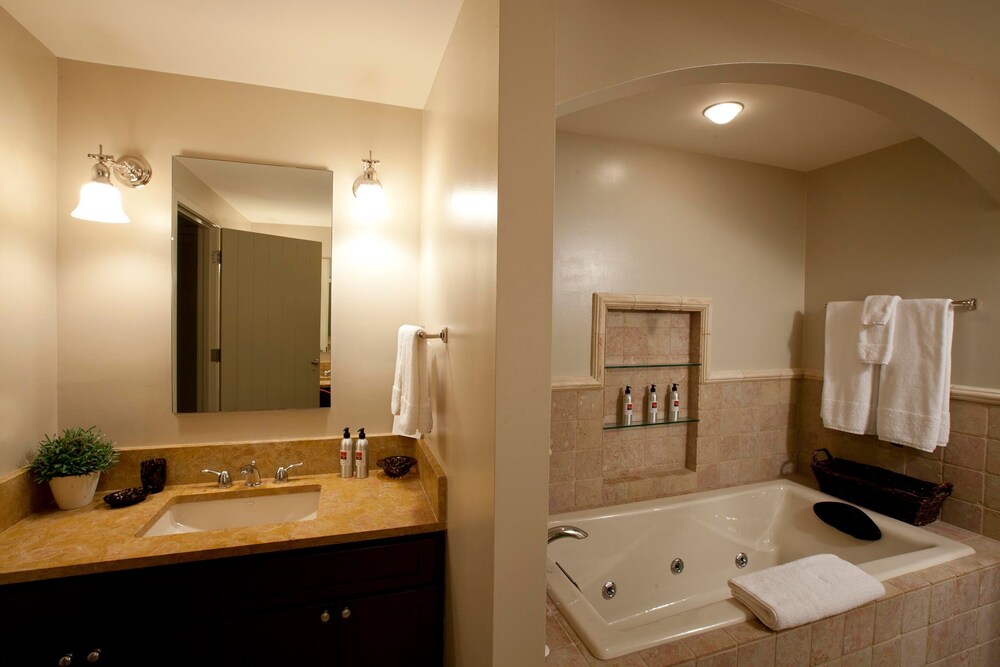 Room, 2 Bedrooms (Cascades Residence (A6)) - Bathroom
