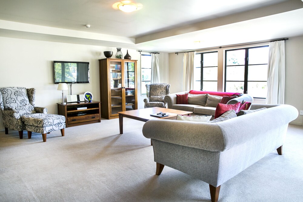 4 Bedroom, 2 Bathroom Mountain View/Roadside Apartment - Guestroom