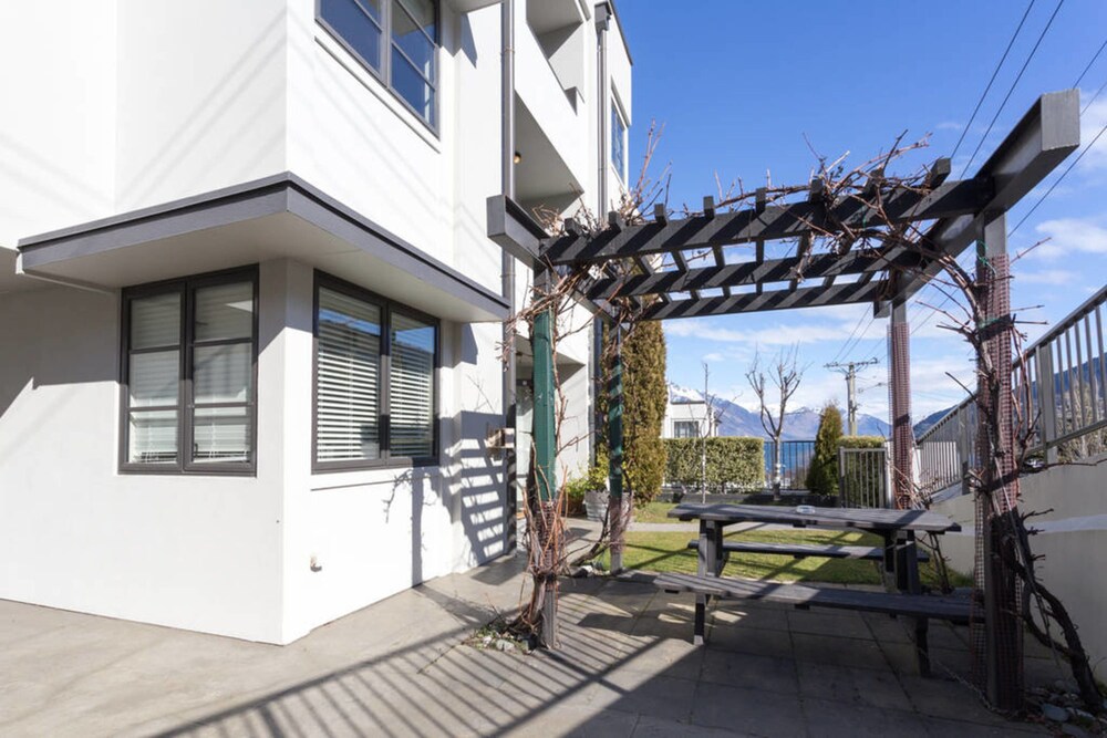 4 Bedroom, 2 Bathroom Mountain View Apartment - Guestroom
