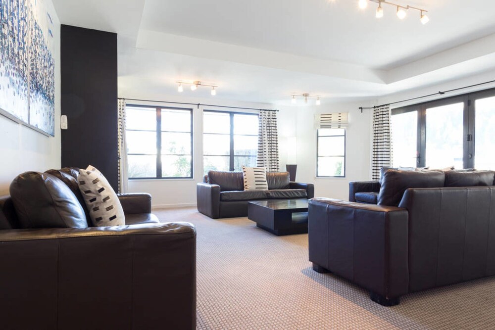 4 Bedroom, 2 Bathroom Mountain View/Roadside Apartment - Guestroom