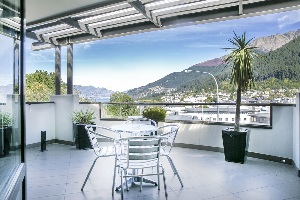 4 Bedroom, 2 Bathroom Mountain View/Roadside Apartment - Guestroom