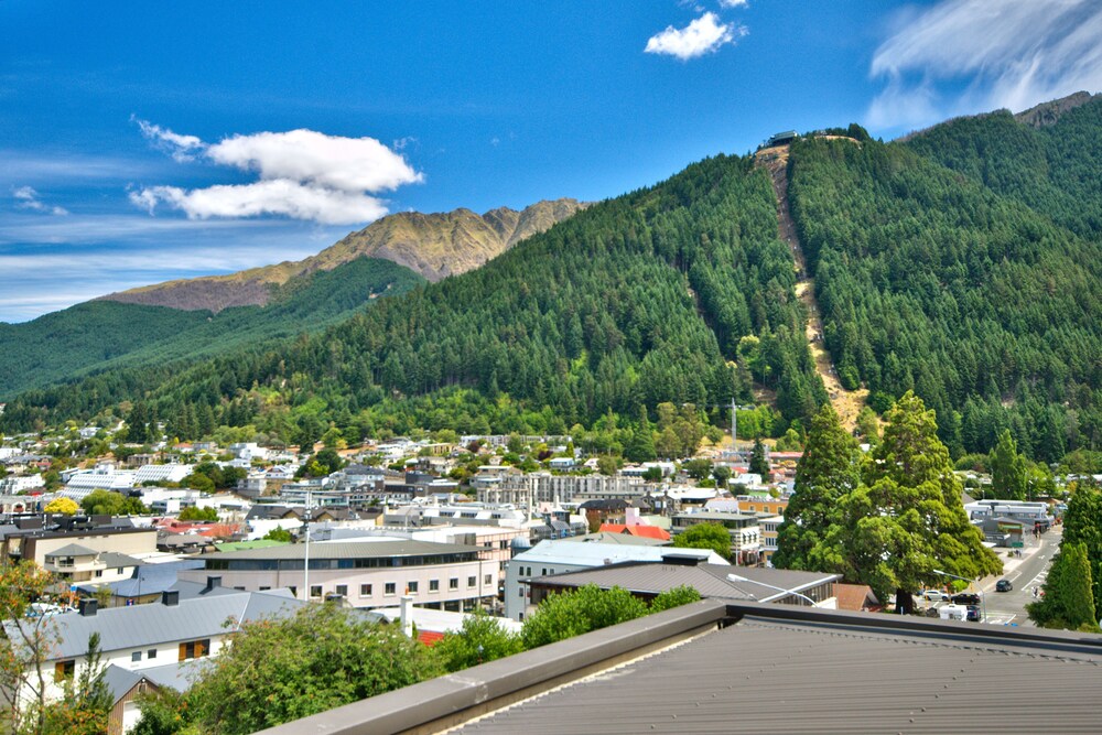 4 Bedroom, 2 Bathroom Mountain View Apartment - Terrace/Patio