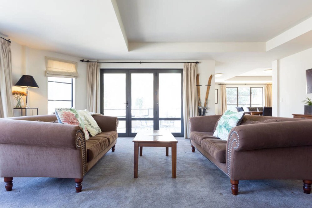 3 Bedroom, 3 Bathroom Roadside Apartment - Guestroom