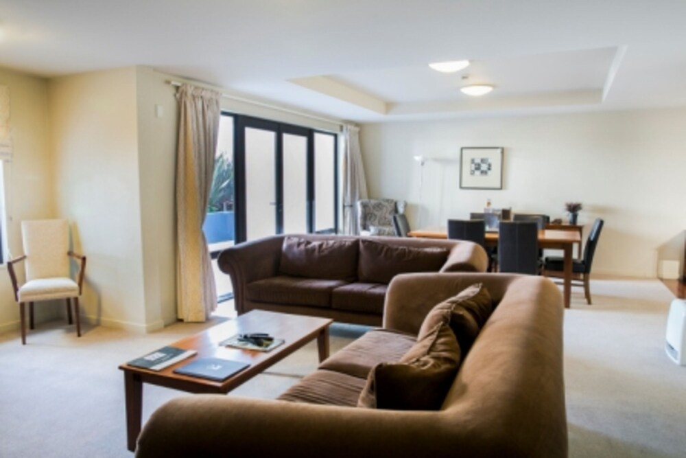 3 Bedroom, 2 Bathroom Courtyard Apartment - Guestroom