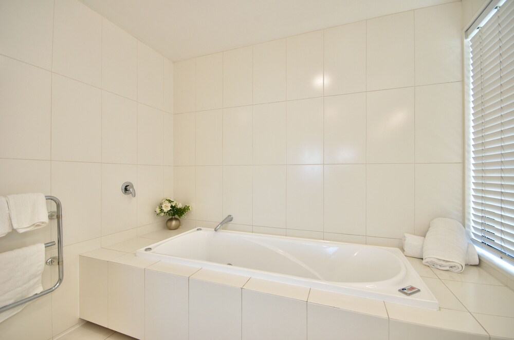 Walter Peak - Bathroom