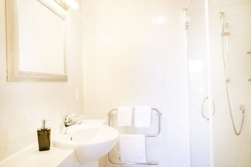 4 Bedroom, 2 Bathroom Mountain View/Roadside Apartment - Bathroom