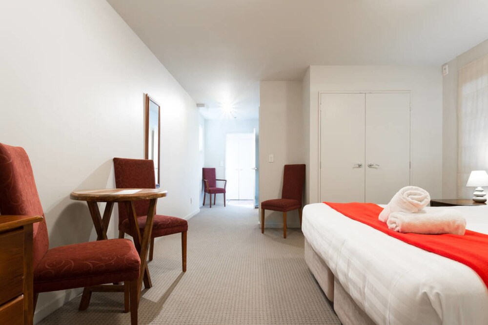 4 Bedroom, 2 Bathroom Mountain View Apartment - Guestroom
