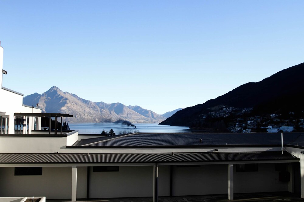 3 Bedroom, 2 Bathroom Lake View Apartment - Guestroom