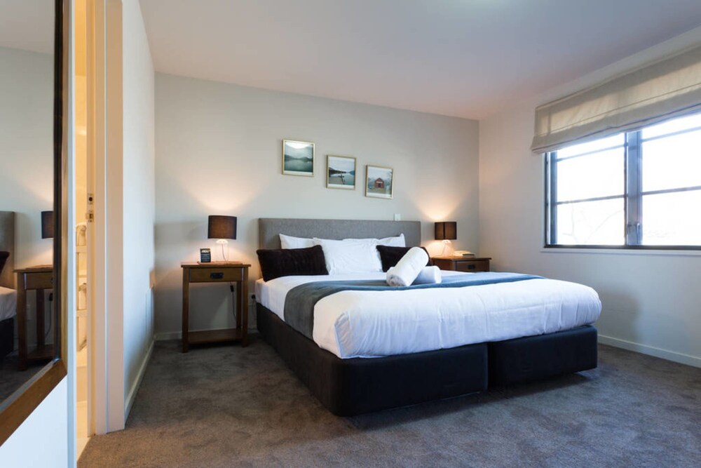 3 Bedroom, 3 Bathroom Roadside Apartment - Guestroom