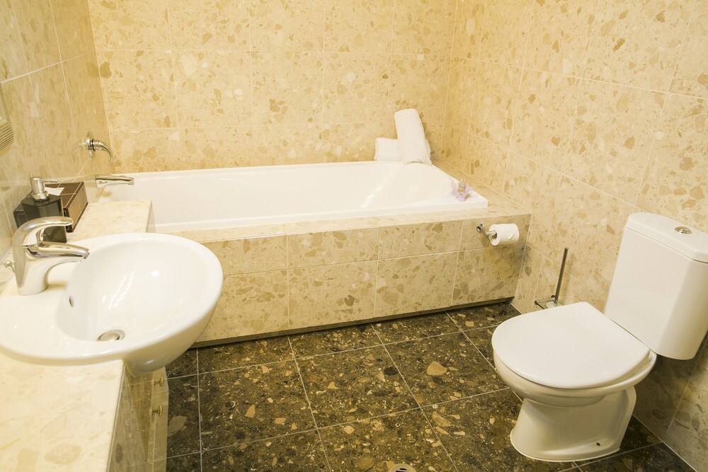 Studio - Jetted Tub