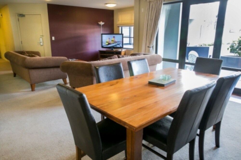 3 Bedroom, 2 Bathroom Courtyard Apartment - Guestroom
