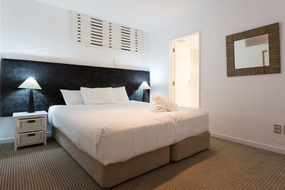 4 Bedroom, 2 Bathroom Mountain View/Roadside Apartment - Guestroom