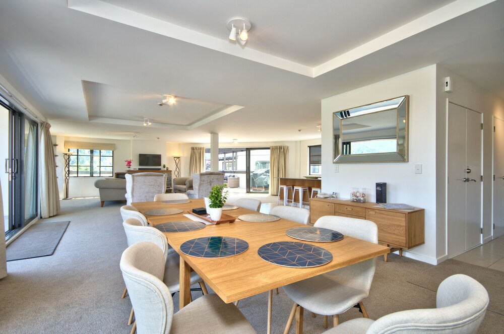 Walter Peak Penthouse - In-Room Dining