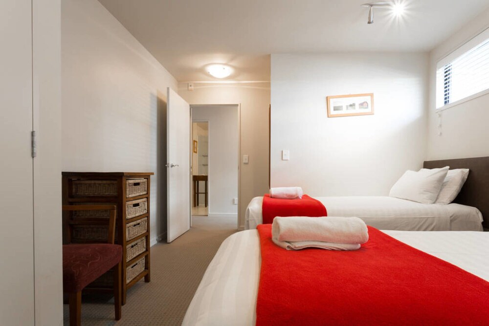 4 Bedroom, 2 Bathroom Mountain View Apartment - Guestroom