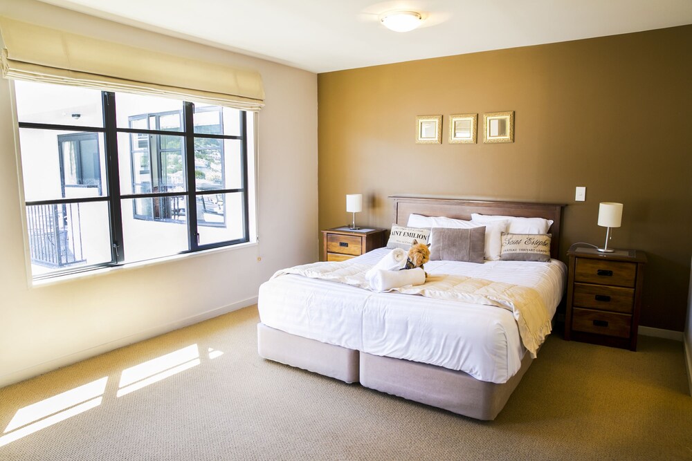 4 Bedroom, 2 Bathroom Mountain View Apartment - Guestroom