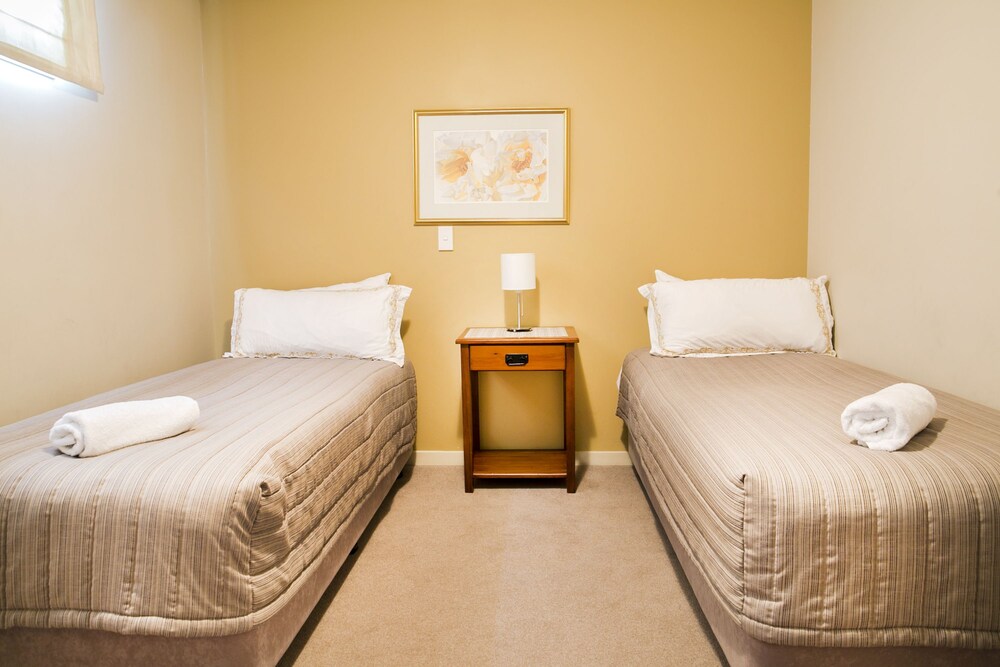 4 Bedroom, 2 Bathroom Mountain View/Roadside Apartment - Guestroom