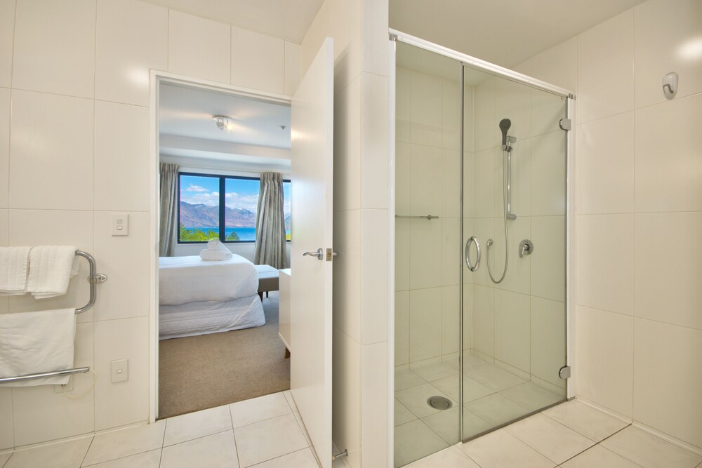 Walter Peak Penthouse - Bathroom