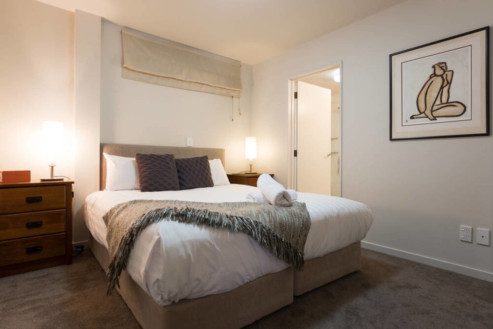 3 Bedroom, 3 Bathroom Roadside Apartment - Guestroom