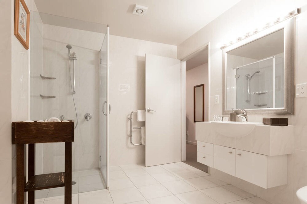 4 Bedroom, 2 Bathroom Mountain View Apartment - Bathroom