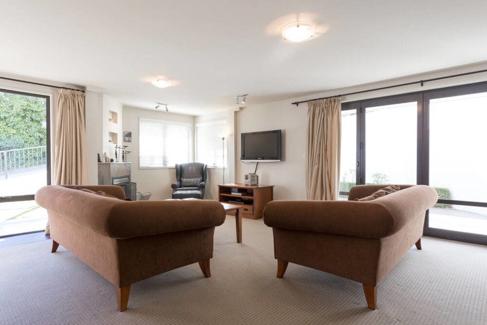 4 Bedroom, 2 Bathroom Mountain View Apartment - Guestroom