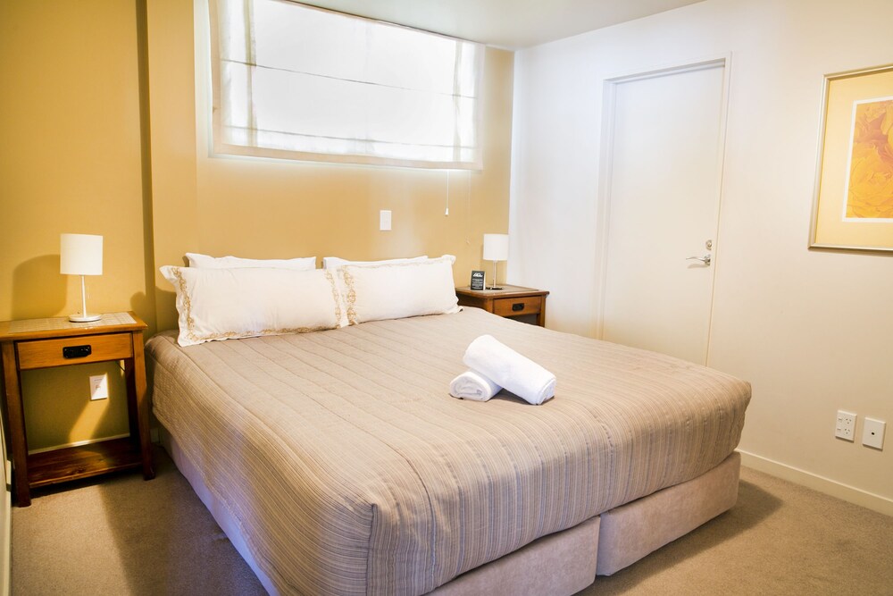 4 Bedroom, 2 Bathroom Mountain View/Roadside Apartment - Guestroom