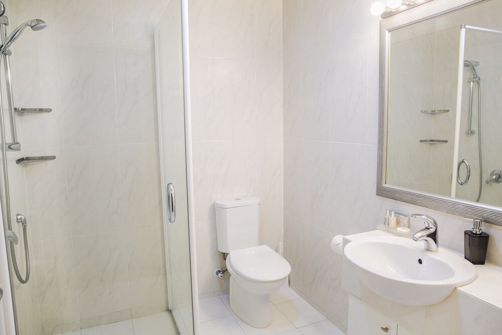 3 Bedroom, 2 Bathroom Courtyard Apartment - Bathroom