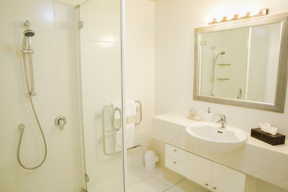 3 Bedroom, 2 Bathroom Executive Courtyard Apartment - Bathroom