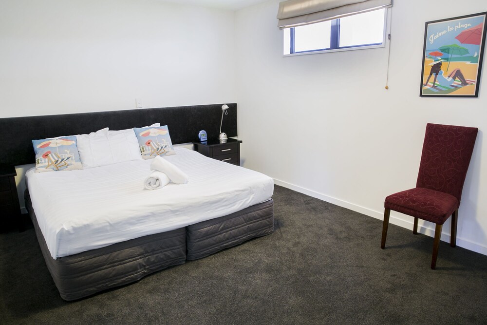 3 Bedroom, 2 Bathroom Executive Courtyard Apartment - Guestroom