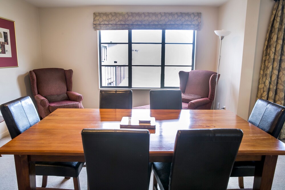 3 Bedroom, 2 Bathroom Lake View Apartment - Guestroom