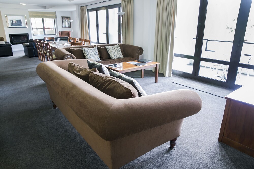 3 Bedroom, 2 Bathroom Executive Courtyard Apartment - Guestroom