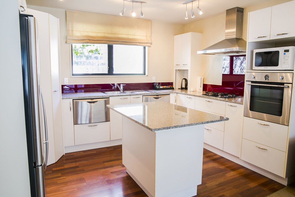 4 Bedroom, 2 Bathroom Mountain View Apartment - Guestroom