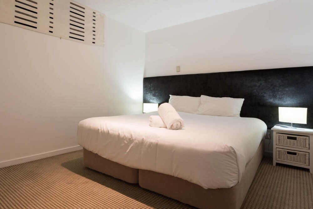 4 Bedroom, 2 Bathroom Mountain View/Roadside Apartment - Guestroom