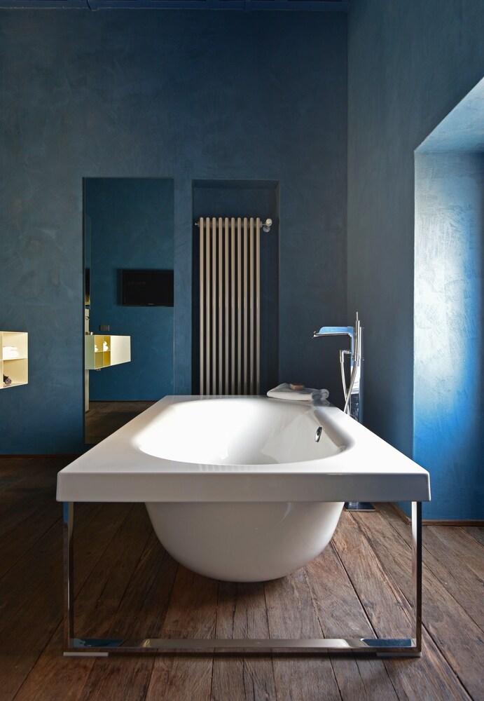 Deep Soaking Bathtub