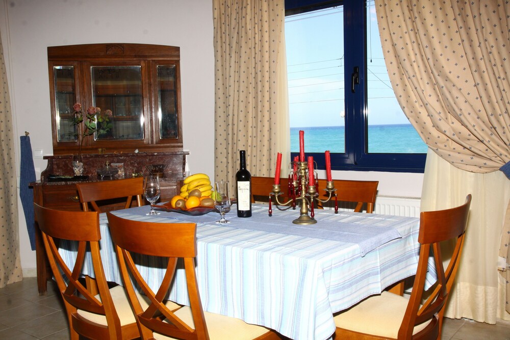 Suite, 2 Bedrooms, Beachfront - In-Room Dining