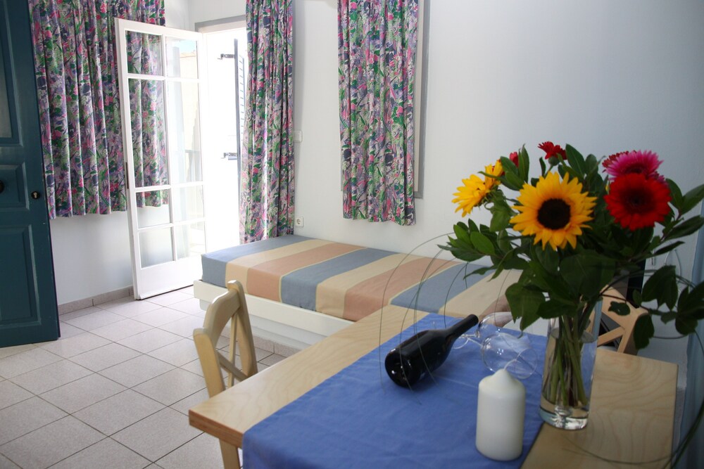 Superior Apartment, 1 Bedroom, Partial Sea View - Living Room
