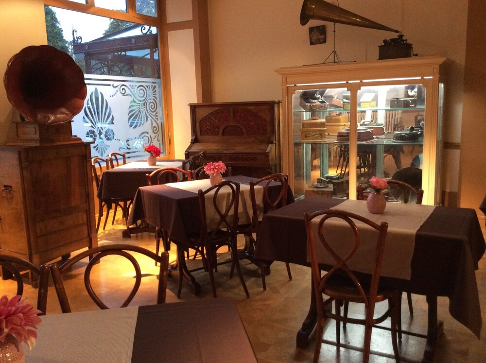 Couples Dining